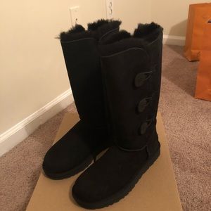 New Authentic pair of black uggs